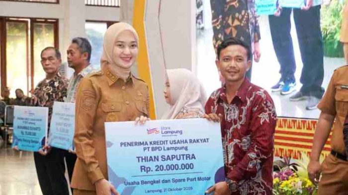 Wagub Lampung Serahkan KUR ke Pelaku UMKM, Dukung Program Nasional Penciptaan Lapangan Kerja Wagub Lampung Serahkan KUR ke Pelaku UMKM, Dukung Program Nasional Penciptaan Lapangan Kerja