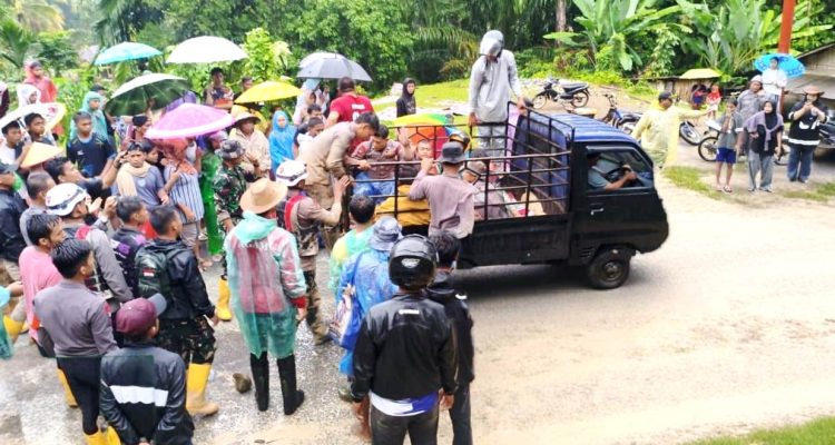 Evakuasi Tiga Warga di Ngungun, Nagari Salareh Aia