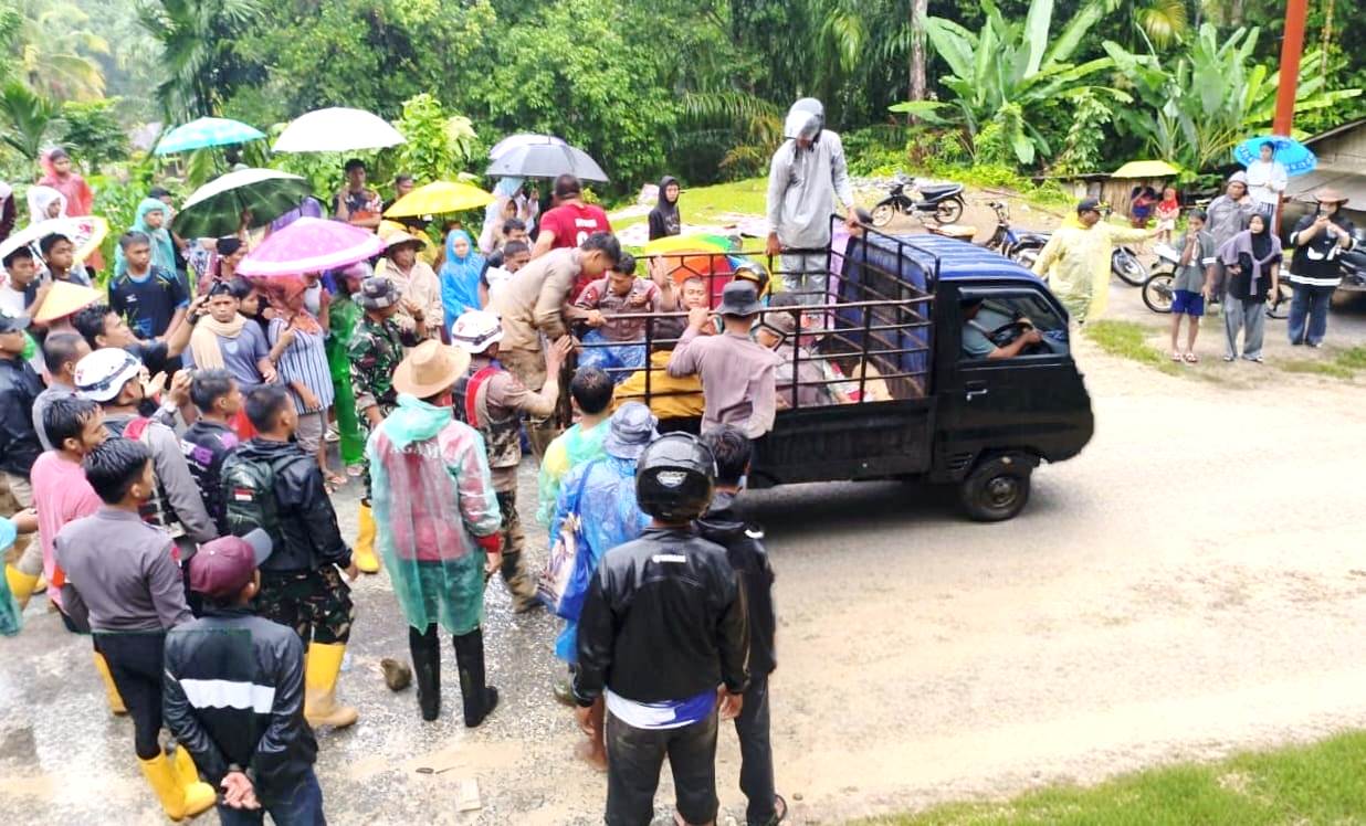 Evakuasi Tiga Warga di Ngungun, Nagari Salareh Aia