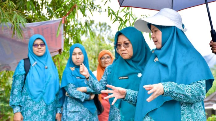 Ny Merry Warlis Dampingi Kunjungan Langsung Ketua TP-PKK Sumbar ke Tanjung Raya