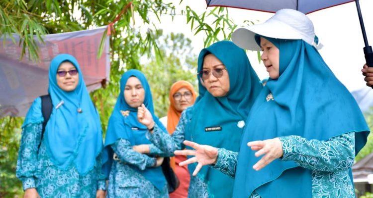 Ny Merry Warlis Dampingi Kunjungan Langsung Ketua TP-PKK Sumbar ke Tanjung Raya (Foto: Prokopim/Reza) Ny Merry Warlis Dampingi Kunjungan Langsung Ketua TP-PKK Sumbar ke Tanjung Raya (Foto: Prokopim/Reza)