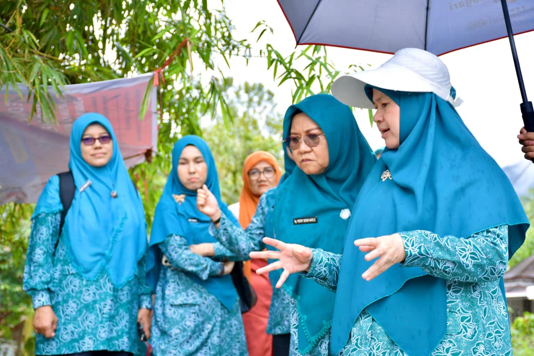 Ny Merry Warlis Dampingi Kunjungan Langsung Ketua TP-PKK Sumbar ke Tanjung Raya (Foto: Prokopim/Reza)