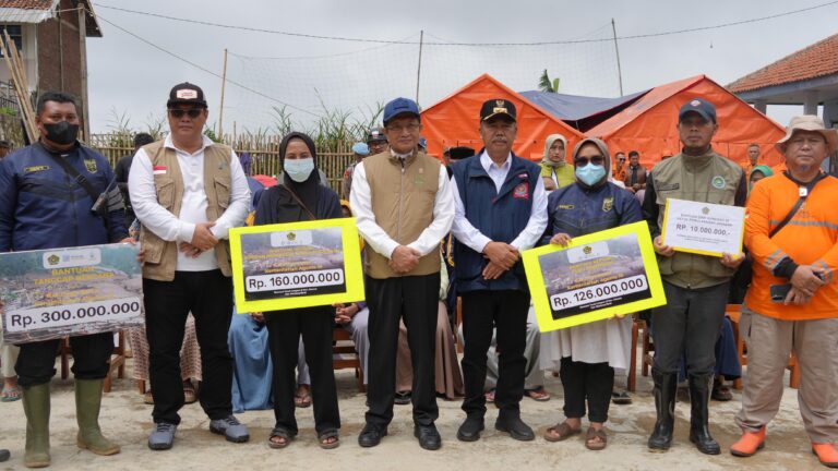 Menag Salurkan Bantuan Rp596 Juta untuk Madrasah, Guru, dan Siswa Terdampak Longsor Cisarua