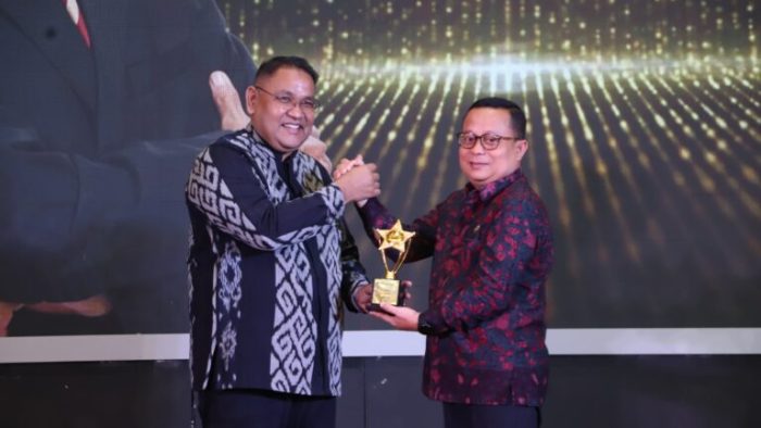 Menteri Agama RI Terima Penghargaan Golden Leader sebagai Penggerak Ekonomi Nasional Berbasis Pesantren