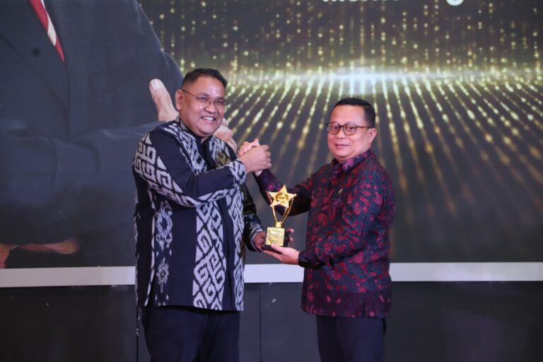 Menteri Agama RI Terima Penghargaan Golden Leader sebagai Penggerak Ekonomi Nasional Berbasis Pesantren
