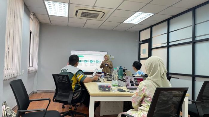 Guru Besar UIN RIL Jadi Pembahas Diskusi Dosen Pendidikan Fisika di Universiti Teknologi Malaysia