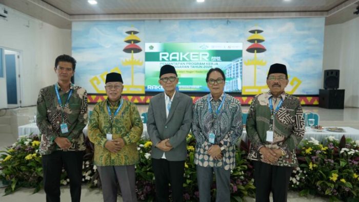 Foto-bersama-Rektor-beserta-jajaran-Senat-2-768x512