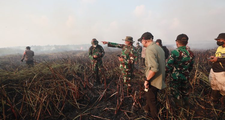 Gubernur Lampung bersama Pangdam XXI/Radin Intan saat kelokasi Karhutla di Way Kambas Gubernur Lampung bersama Pangdam XXI/Radin Intan saat kelokasi Karhutla di Way Kambas