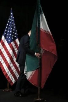Bendera AS dan Iran (dok. CARLOS BARRIA/POOL/AFP via Getty Images)
