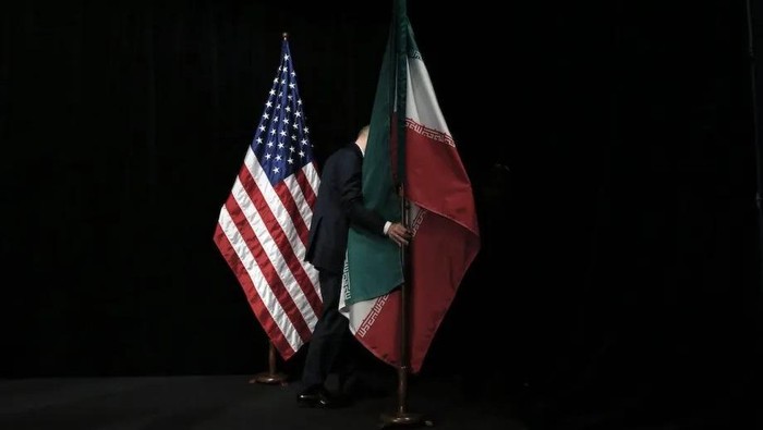 Bendera AS dan Iran (dok. CARLOS BARRIA/POOL/AFP via Getty Images)
