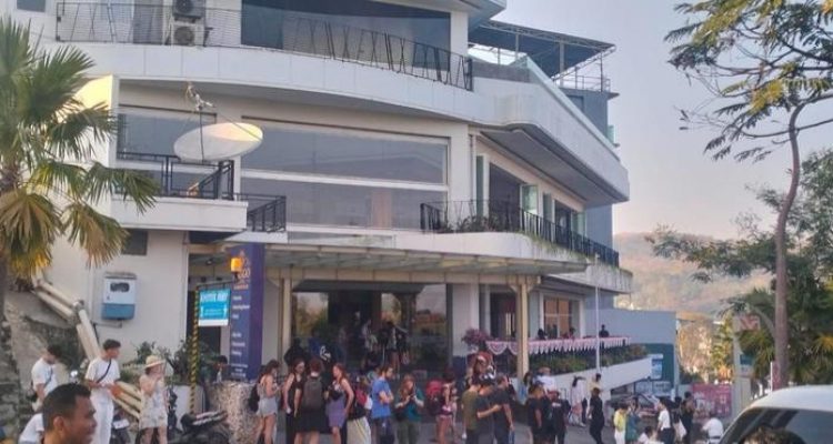 Foto: Wisatawan berhamburan keluar dari hotel Zasgo di Labuan Bajo, Manggarai Barat, NTT, Sabtu (15/8/2026). (Foto: Ambrosius Ardin/detikBali)