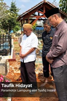 Ketum KONI Taufik Hidayat saat sambutan di pemakaman atlet Paramotor alrhm Syafik Insani di Kota Metro, Senin (05/10/20260.