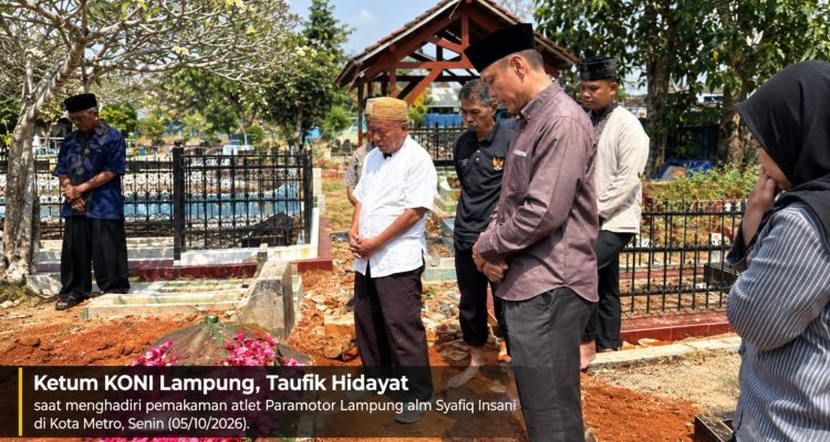 Ketum KONI Taufik Hidayat saat sambutan di pemakaman atlet Paramotor alrhm Syafik Insani di Kota Metro, Senin (05/10/20260.